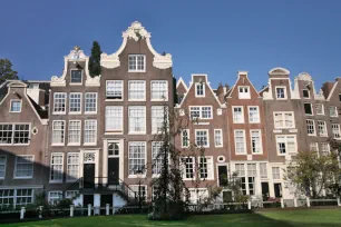 17th century houses along the Begijnhof in Amsterdam