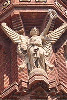 Statue on the Arc de Triomf