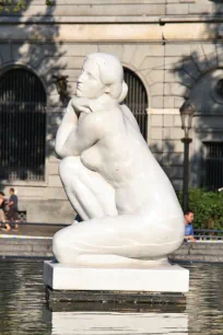 La Deessa o l'Enigma, Plaça de Catalunya