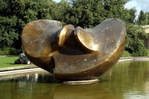 Henry Moore sculpture, Large Divided Oval: Butterfly, Haus der Kulturen der Welt