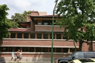 Front facade of the Robie House in Chicago