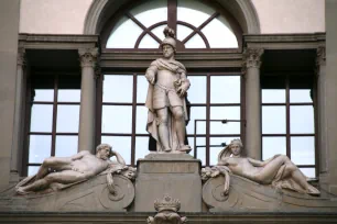 Statues of Cosimo flanked by «Equity» and «Rigor» on the facade of the Uffizi Palace in Florence
