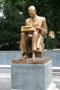 Statue of Indro Montanelli, Giardini Pubblici, Milan