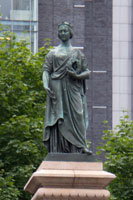 QQueen Victoria statue on Square Victoria