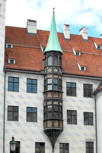 Monkey Tower, Alter Hof
