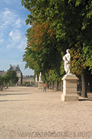 Statue of a French queen in the Jardin du Luxembourg