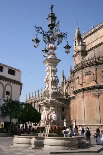 Fuente de la Plaza Virgen de los Reyes, Seville