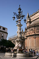 Fuente de la Plaza Virgen de los Reyes, Seville