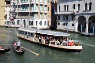 Venice, Italy- July 28,2011: Image Of Il Vaporeto With Tourists Sailing  On The Grand Canal In Venice. Il Vaporeto Is A Motorised Waterbus Which Ply  Regular Routes Along The Major Canals And